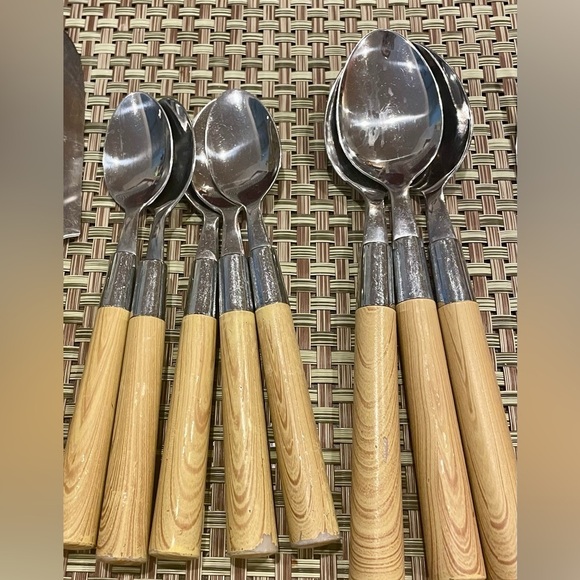 Oneida Lodge Pine Wood 21 Piece Chunky Handle Limited Edition Flatware Set - Picture 7 of 9